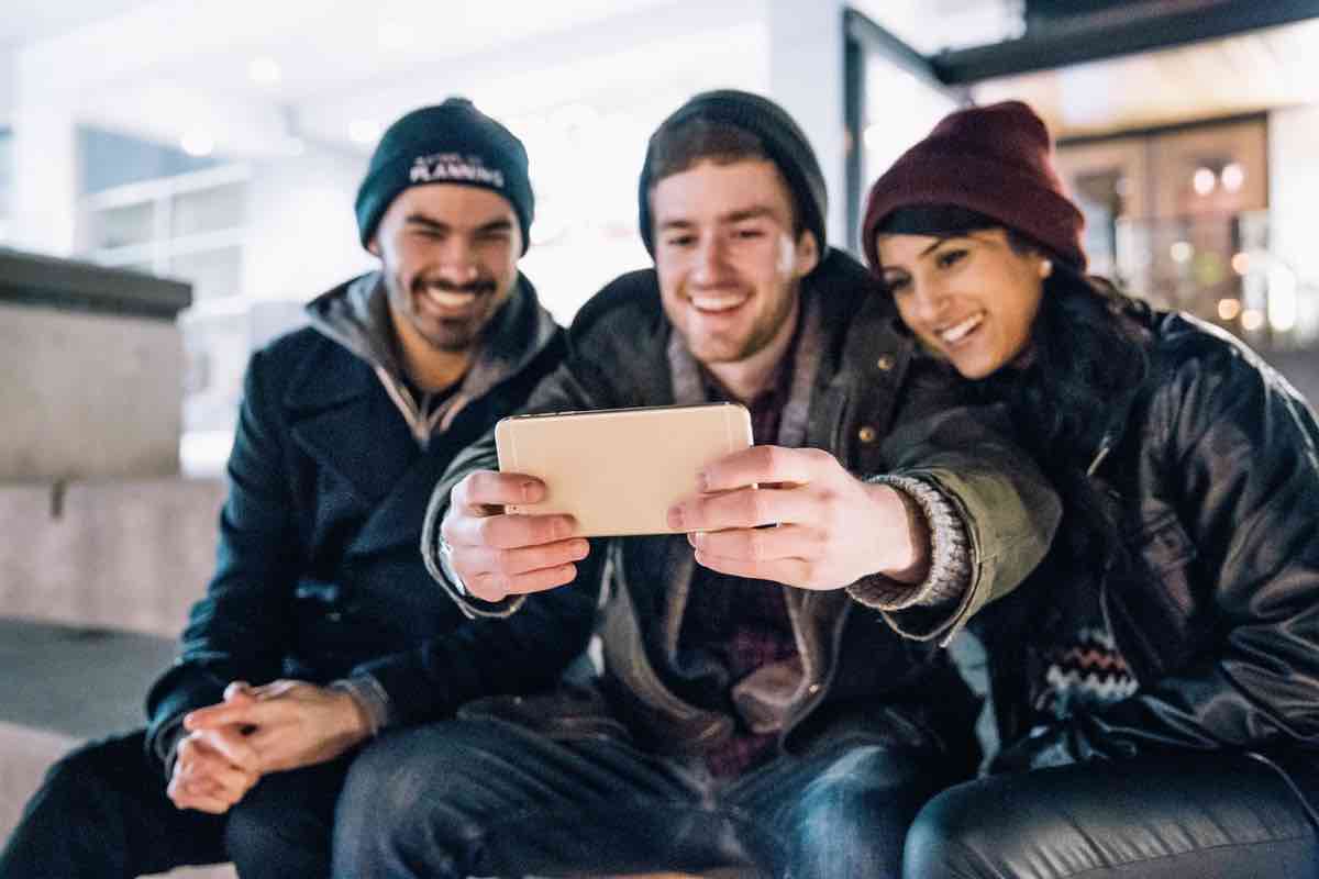 Ecco il trucco per avere autoscatti perfetti a Capodanno