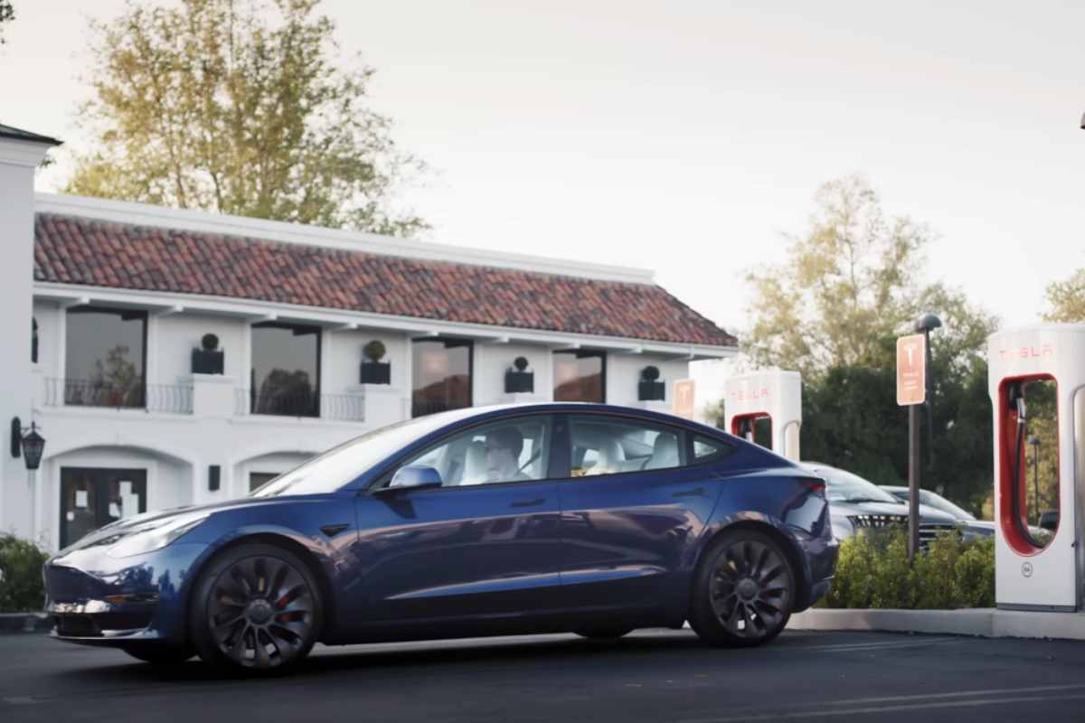 le macchine tesla presto si parcheggeranno da sole