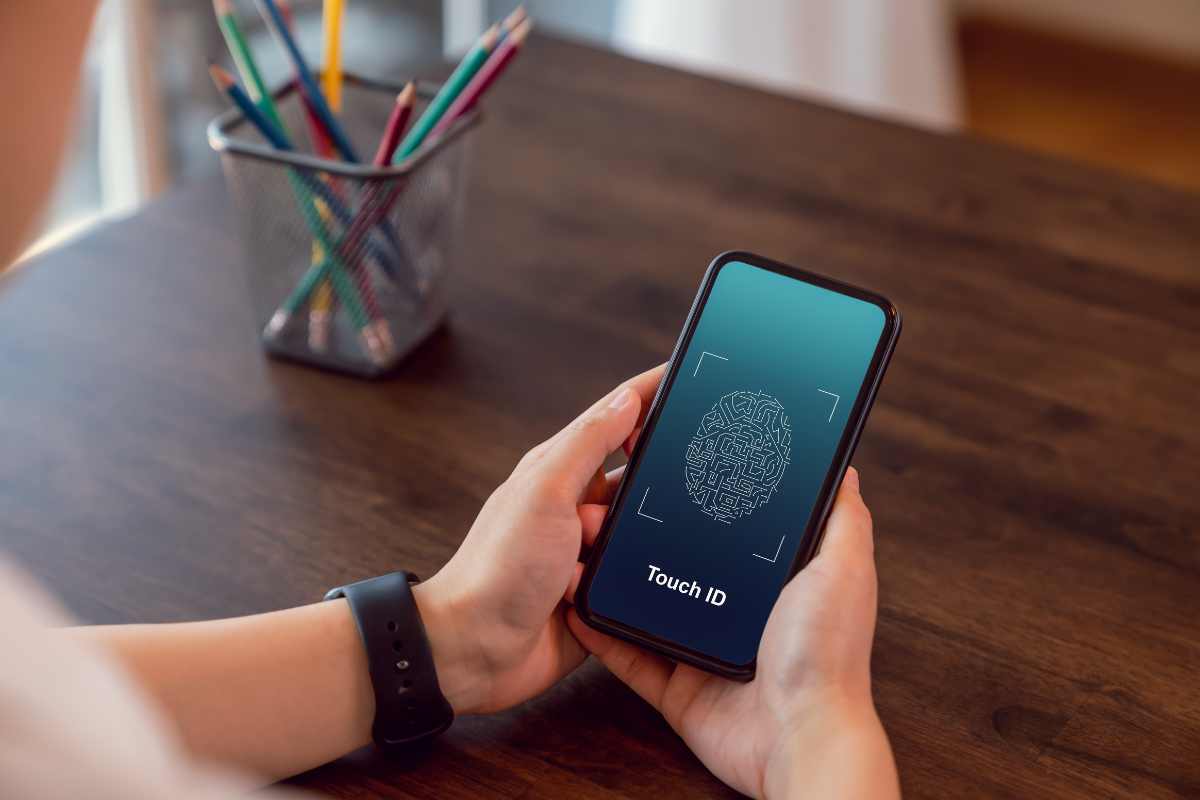 Presto non sbloccheremo più lo smartphone con l'impronta digitale