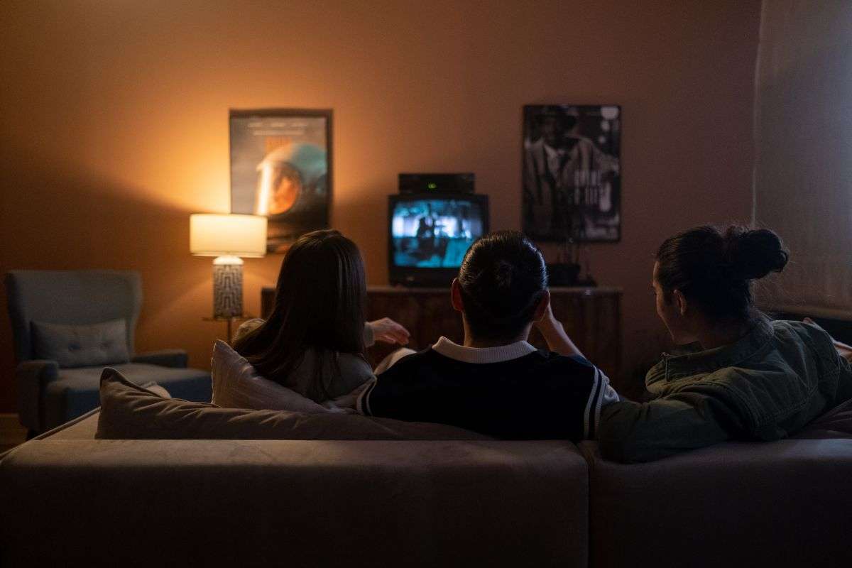 Divertiti con gli amici guardando un film insieme