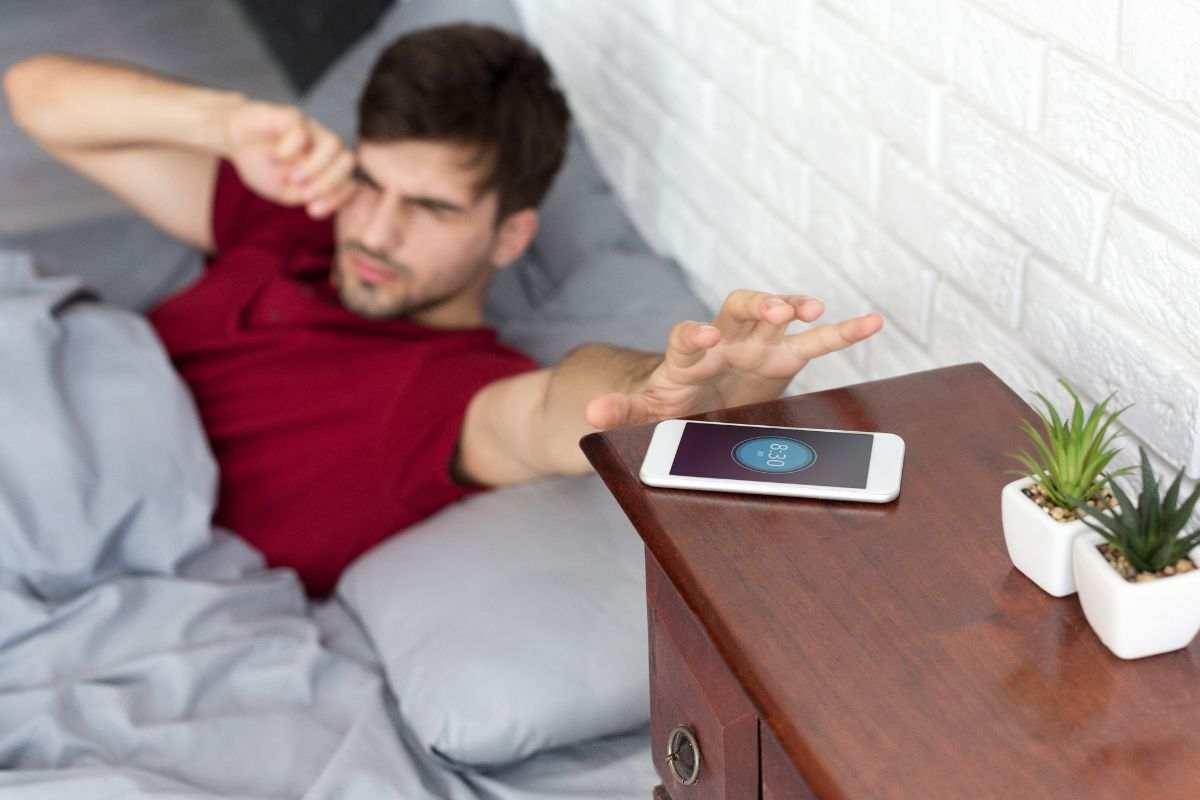 Premere il tasto snooze è una cattiva abitudine che puoi perdere facilmente